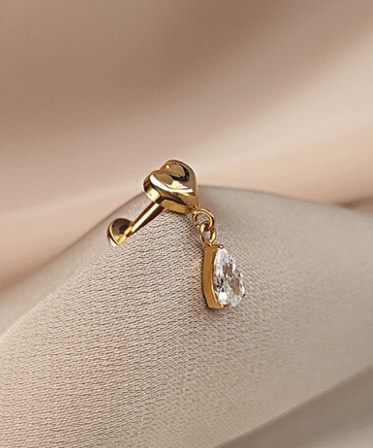 Złoty Labret Serce z Wiszącą Kryształową Kroplą – Tytan G23.jpg